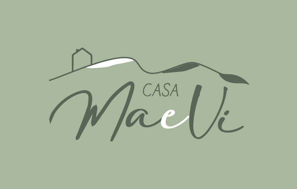 Logo Casa Maevi su fondo verde salvia